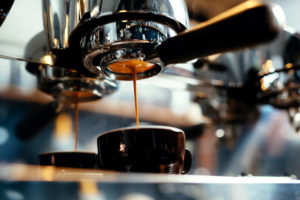 Sztuka parzenia kawy – opanuj ją podczas kursu baristy